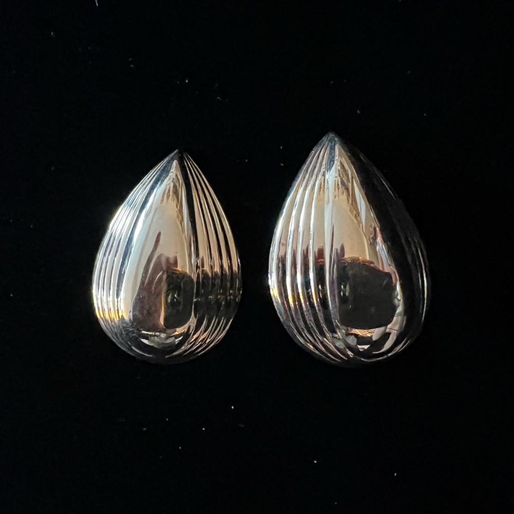 Vintage 14K Good Teardrop Clip On Earrings